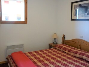 2 bedrooms, free WiFi - Bright apartment with balcony, parking, WIFI, near slopes (Orcières Merlette)
