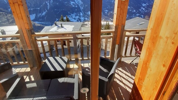 A wooden balcony with a view of snow-covered mountains. - Bright apartment with balcony, parking, WIFI, near slopes (Orcières Merlette)
