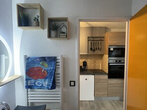 Fridge, microwave, oven, coffee/tea maker