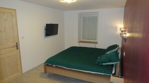 4 chambres, fer et planche à repasser, Wi-Fi, draps fournis