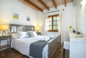 4 chambres, coffre-fort, fer et planche à repasser, lit de bébé portatif