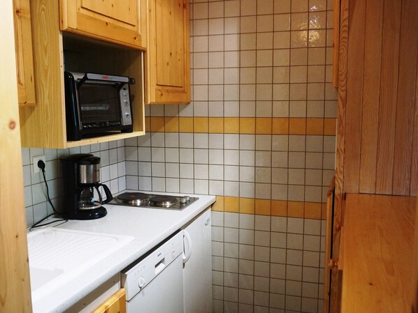 Kylskåp, mikrovågsugn, ugn och diskmaskin