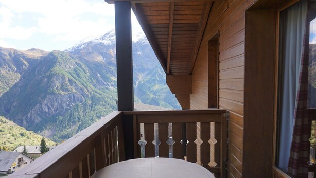 A balcony with a wooden railing overlooking a mountainous landscape. - 4-room apartment, 9 pers, pets allowed, covered parking (Orcières Merlette)