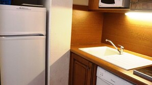 A compact kitchen with a refrigerator, microwave, sink, and dishwasher. - Duplex for 7/8 people 50m from slopes, pets allowed and parking (Orcières Merlette)
