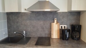 Fridge, microwave, oven, stovetop - "The Cabanes du Lac" (Aix-les-Bains)