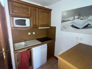 Køleskab, mikrobølgeovn, opvaskemaskine, kaffe-/temaskine