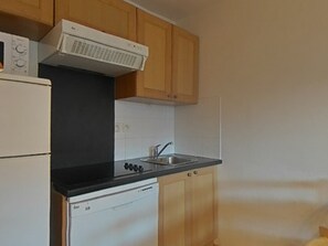 Refrigerador, microondas, lavavajillas, cafetera/tetera