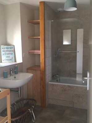 Duschwanne, Haartrockner, Handtücher, Toilettenpapier