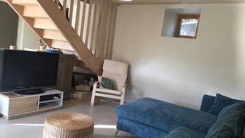 Televisie, een dvd-speler en boeken