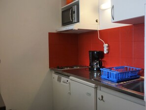 Réfrigérateur, micro-ondes, lave-vaisselle, cafetière/bouilloire