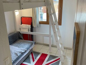 A compact room with a bunk bed, a small table, and a ladder. - Apartment for 6 pers. with balcony and pool access in Les Orres 1800 (Les Orres)