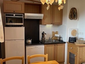 Fridge, microwave, dishwasher, coffee/tea maker
