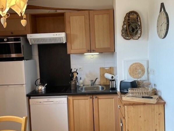 Køleskab, mikrobølgeovn, opvaskemaskine, kaffe-/temaskine