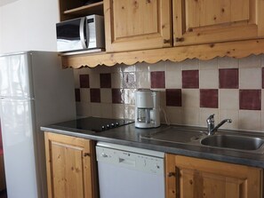 Fridge, microwave, dishwasher, coffee/tea maker