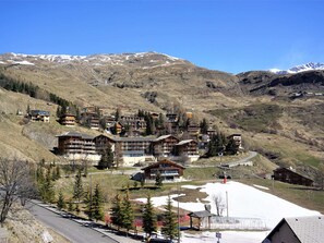 A mountain lodge with multiple buildings, a ski slope, and snow-covered mountains in the background. - 3-Room Apartment for 6 in Quality Residence, Close to Shops and Slopes, Free WiFi, Pets Allowed (Orcières Merlette)