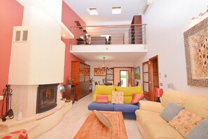 TV, fireplace