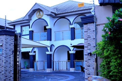 Luxurious Luke’s Apartment: Where Opulence Meets Comfort