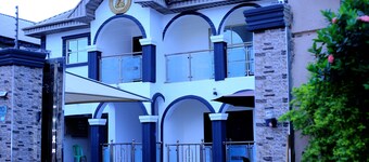 Luxurious Luke’s Apartment: Where Opulence Meets Comfort