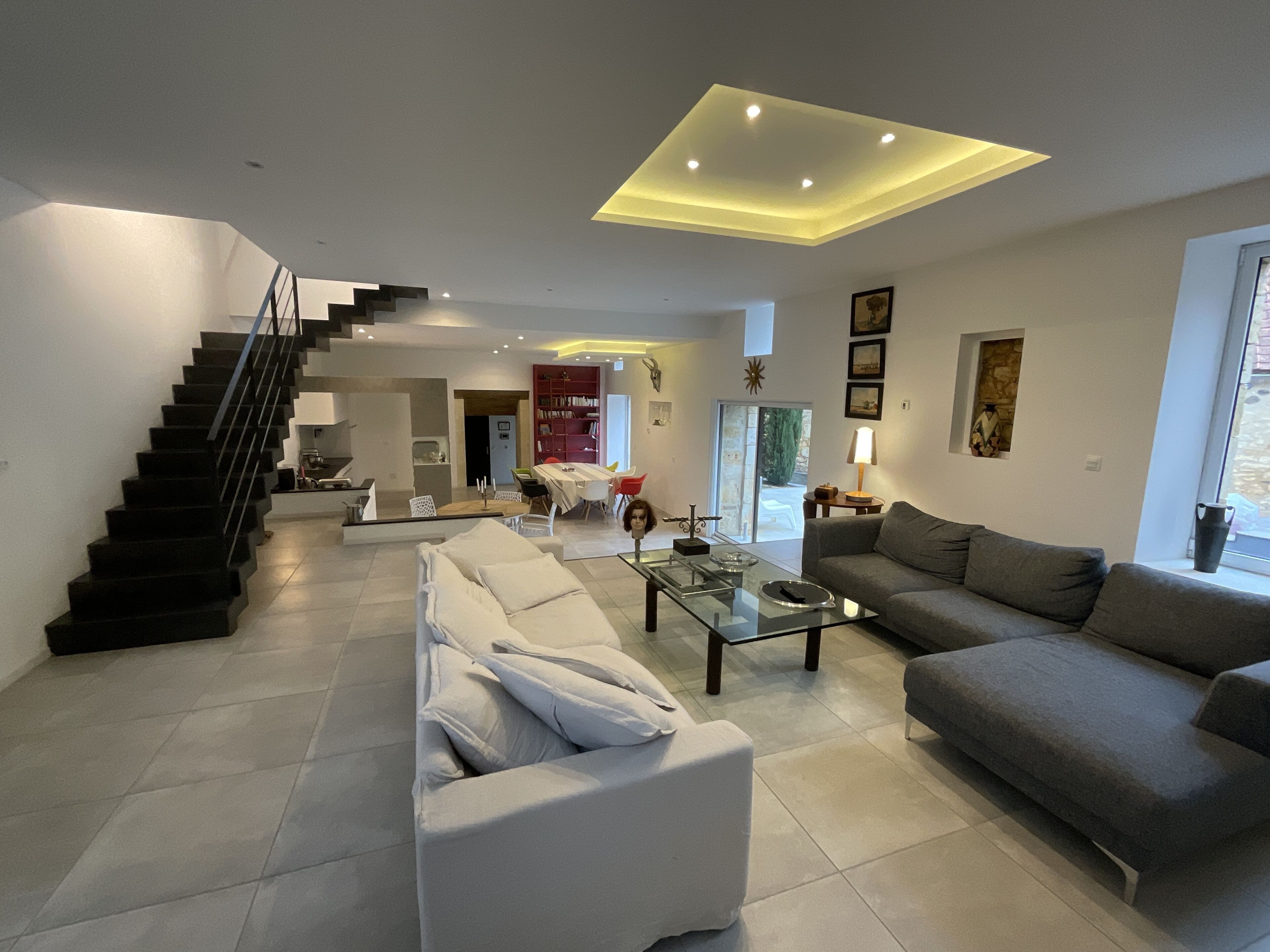 Télévision, livres, chaîne hi-fi