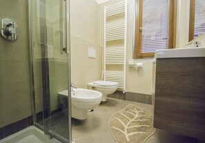 Douche, sĂšche-cheveux, serviettes fournies