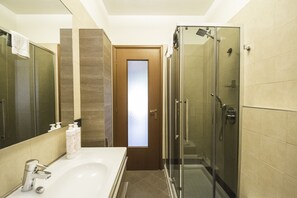 Dusche, Haartrockner, Bidet, Handtücher