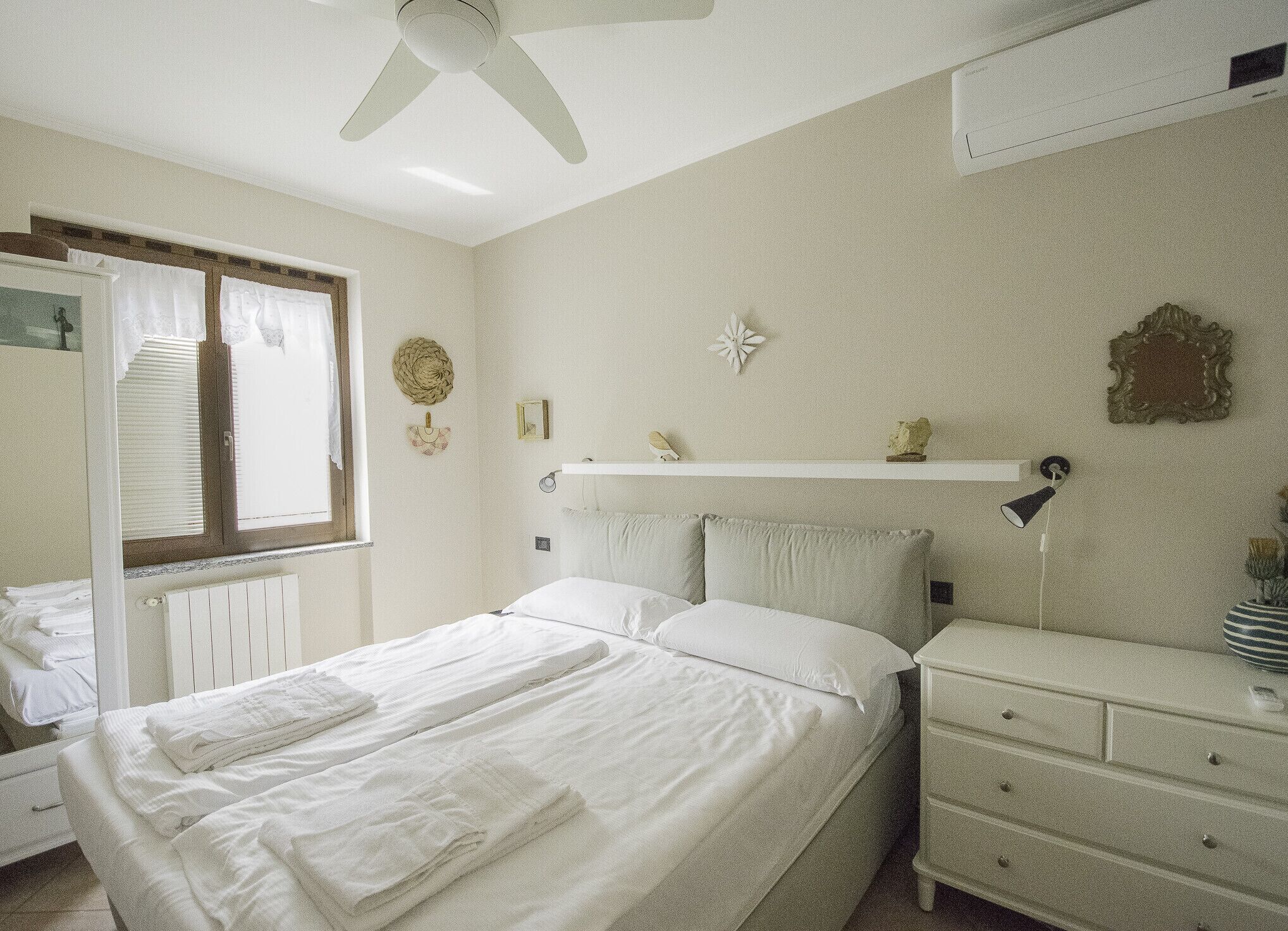 1 habitación, tabla de planchar con plancha, wifi gratis y ropa de cama 