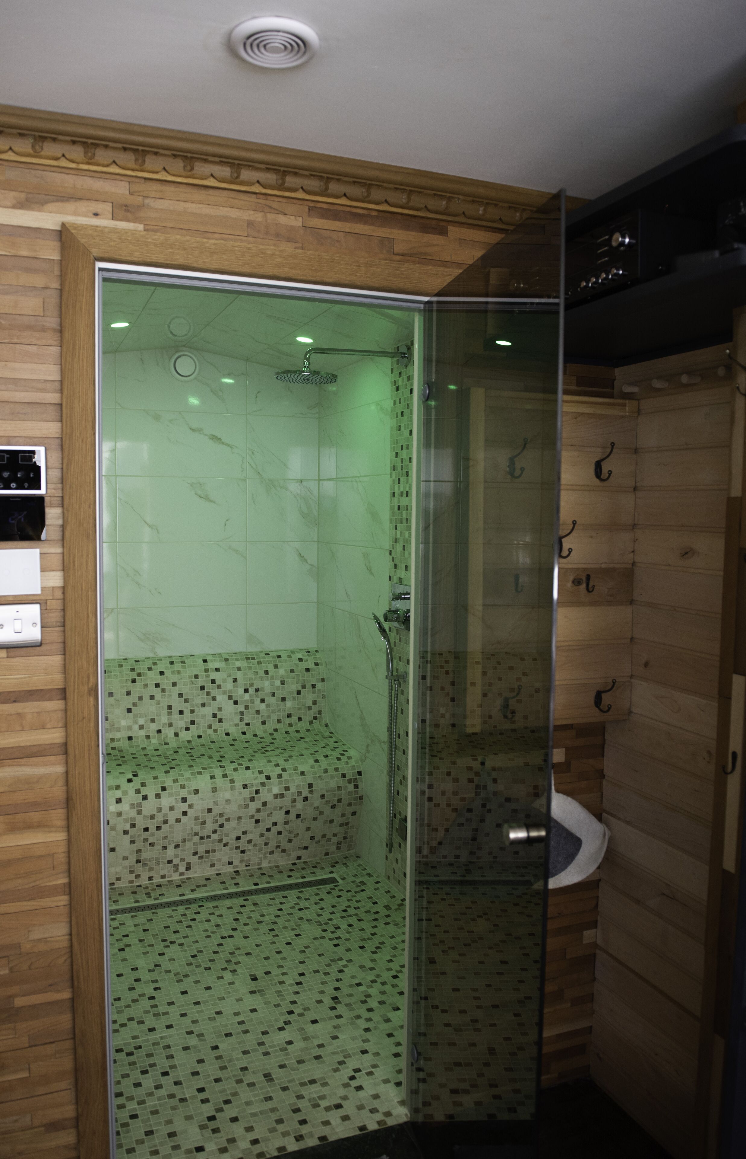 シャワー、ヘアドライヤー、タオル、石鹸