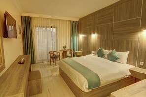 Minibar, caja de seguridad en la habitación y escritorio 