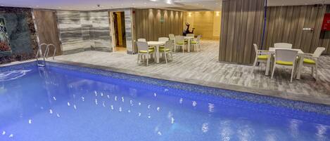 Una piscina cubierta