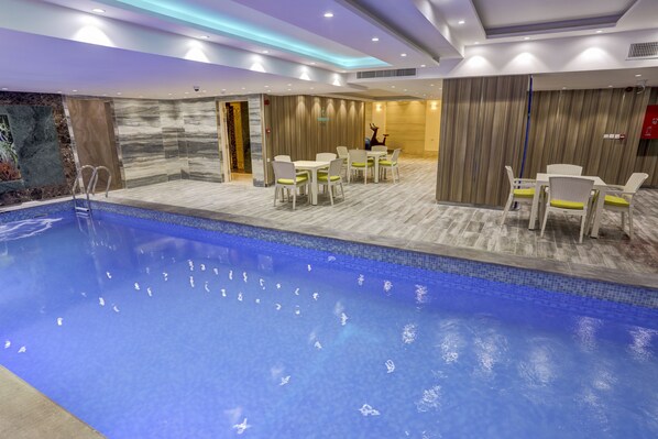 Una piscina techada