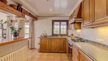 Een koelkast, een magnetron, een oven, een vaatwasser