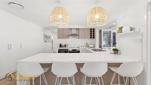 Fridge, microwave, oven, stovetop - Waves on Whitesands - absolutely EVERYTHING for your beach holiday (Fingal Bay)