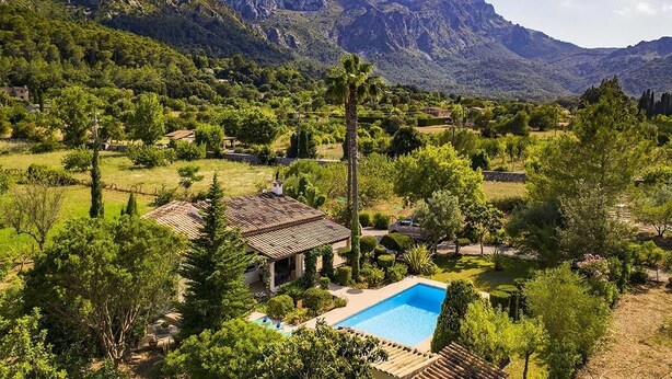 A villa with a swimming pool surrounded by lush greenery and mountains in the background. - Finca Sant Jordi, private pool, quiet location with a view, A/C, Wi-Fi (IB)