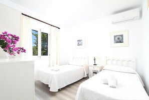 3 slaapkamers, een strijkplank/strijkijzer, reisbedje, gratis wifi