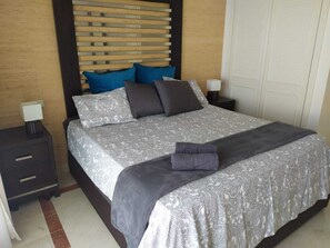 4 bedrooms, iron/ironing board, WiFi, bed sheets