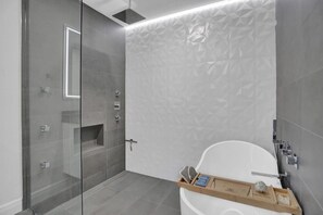 Badewanne, Haartrockner, Handtücher