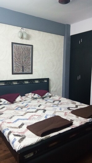 3 Schlafzimmer, Schreibtisch, Bügeleisen/Bügelbrett, WLAN