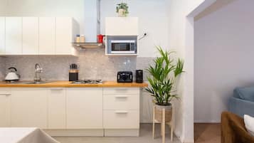 Kühlschrank, Mikrowelle, Herdplatte, Wasserkocher mit Kaffee-/Teezubehör