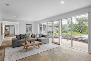TV, fireplace - Sunlit Sorrento Retreat (Sorrento)