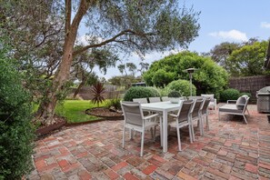 Outdoor dining - Sunlit Sorrento Retreat (Sorrento)
