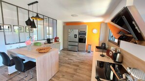 Réfrigérateur, micro-ondes, four, lave-vaisselle