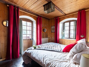 5 bedrooms, iron/ironing board, WiFi, bed sheets