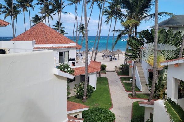 25 steps to your private beach and warm blue water