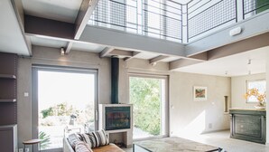 Una sala de estar moderna con sofá, mesa de centro y chimenea.