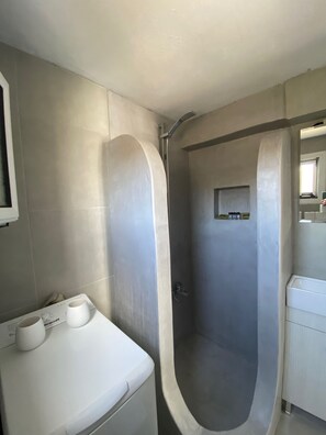 Traditionell studiosvit | Badrum | Dusch och handdukar