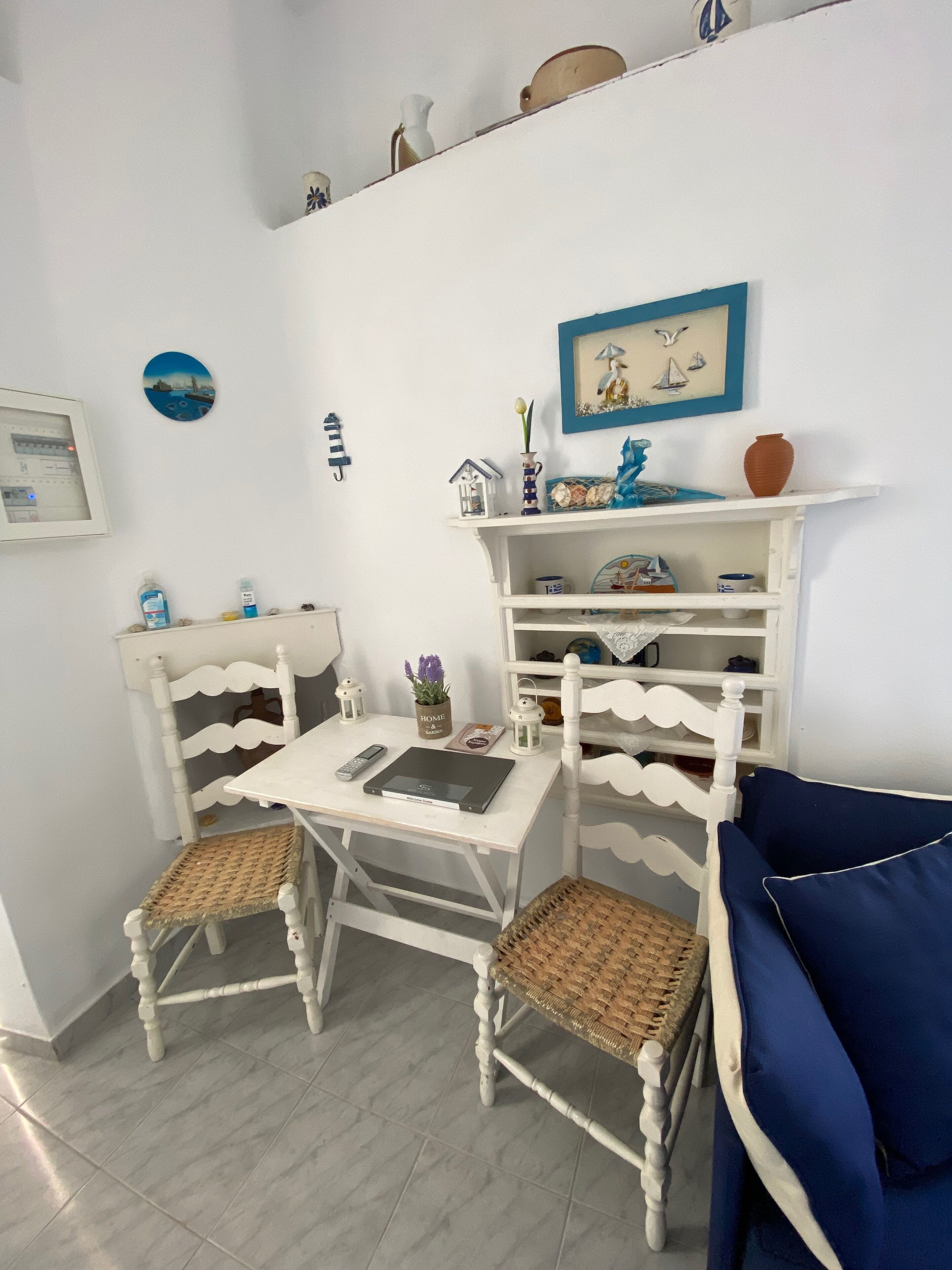Traditional Studio Suite | Living area | Flat-screen TV