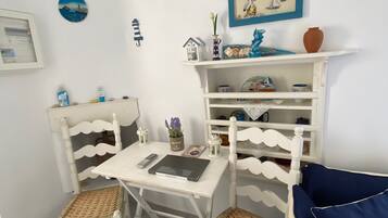 Traditional Studio Suite | Living area | Flat-screen TV