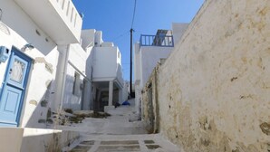 A narrow street with white buildings and a blue door. - S&K Traditional Cycladic House Serifos (Serifos)