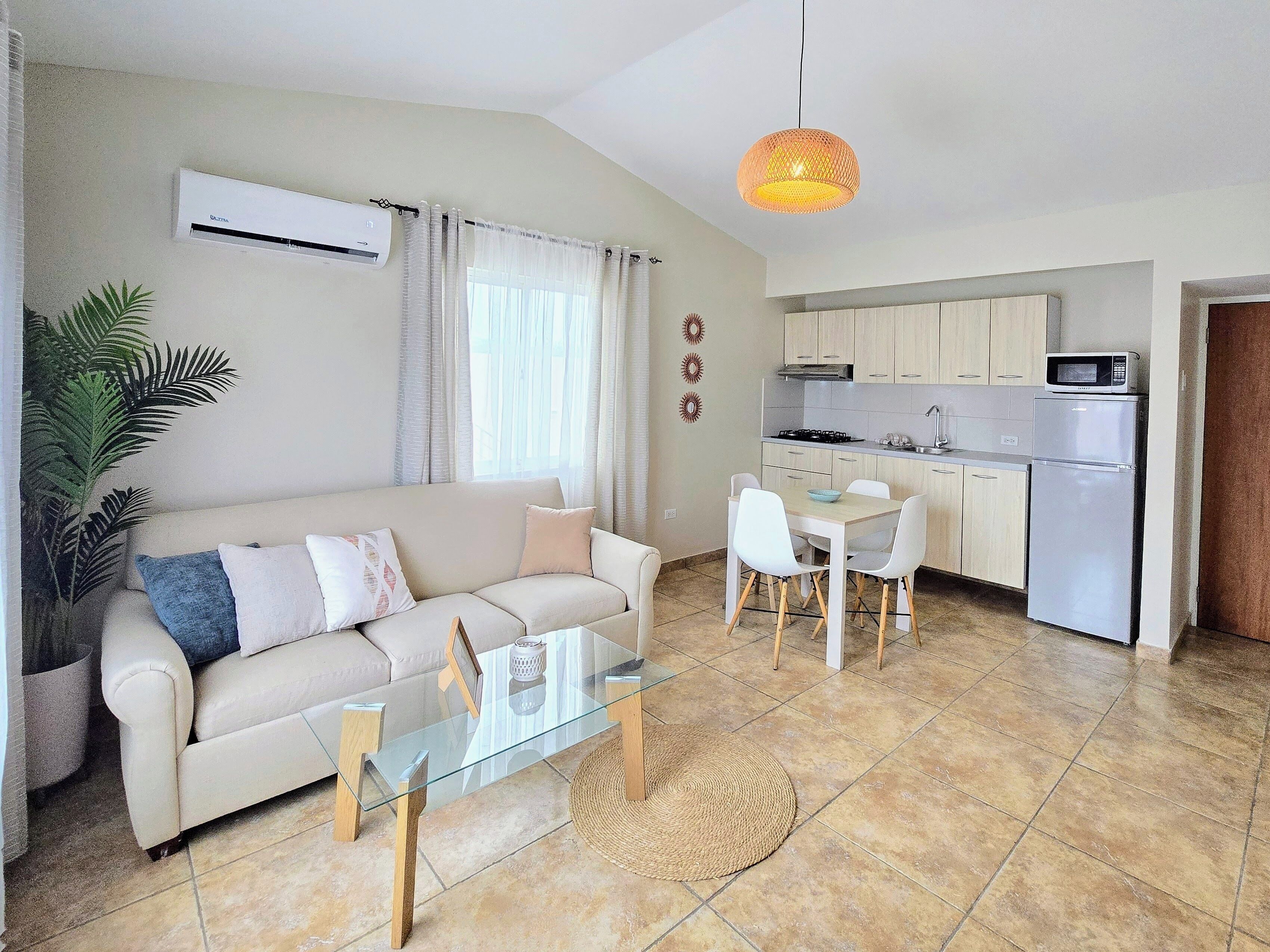 Een modern appartement met woonkamer, eethoek en keuken.