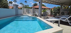 Una piscina al aire libre